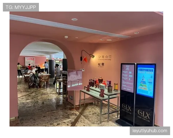 同学群还在拼外卖,翁泓阳随手一拍就是私人泳池早餐 同学群还在拼外卖,翁泓阳随手一拍就是私人泳池早餐